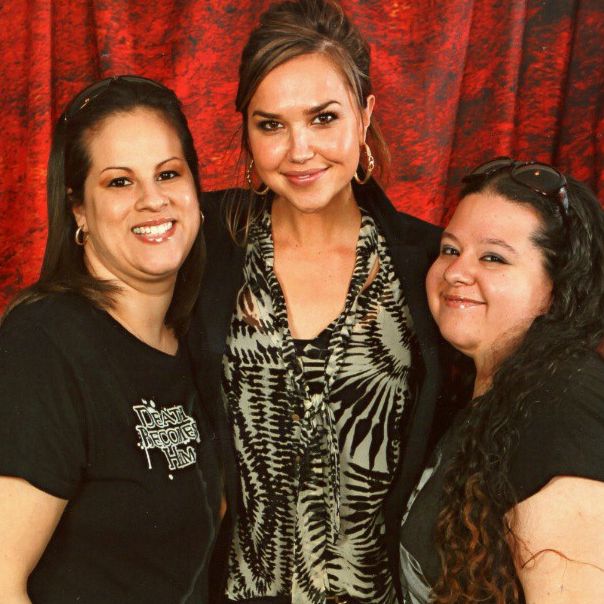 arielle-kebbel-and-fans-in-chicago.jpg