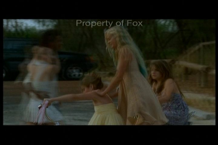 2006-AquamarineFeaturette-KickinitOnSet-004.jpg