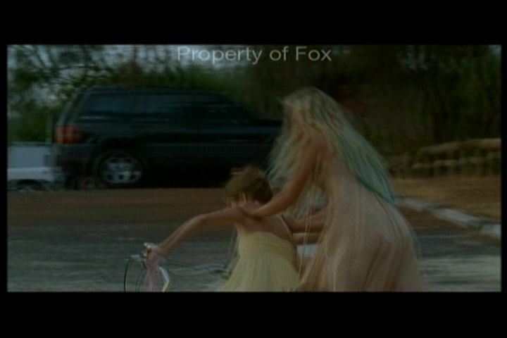 2006-AquamarineFeaturette-KickinitOnSet-005.jpg