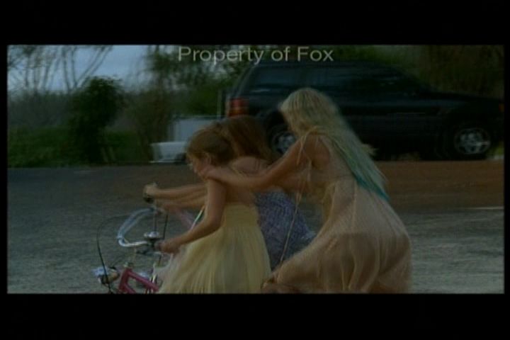 2006-AquamarineFeaturette-KickinitOnSet-007.jpg