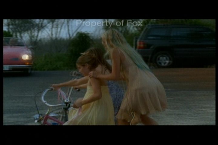 2006-AquamarineFeaturette-KickinitOnSet-008.jpg