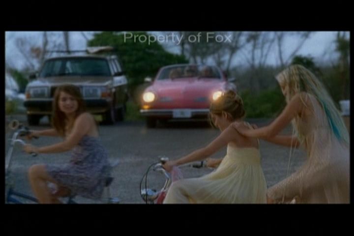 2006-AquamarineFeaturette-KickinitOnSet-012.jpg