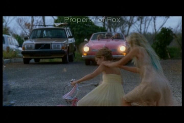 2006-AquamarineFeaturette-KickinitOnSet-013.jpg