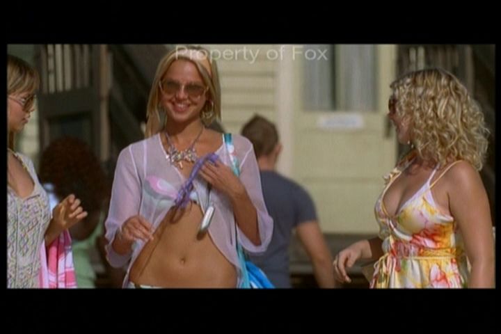 2006-AquamarineFeaturette-KickinitOnSet-106.jpg