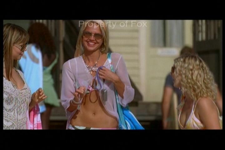 2006-AquamarineFeaturette-KickinitOnSet-112.jpg