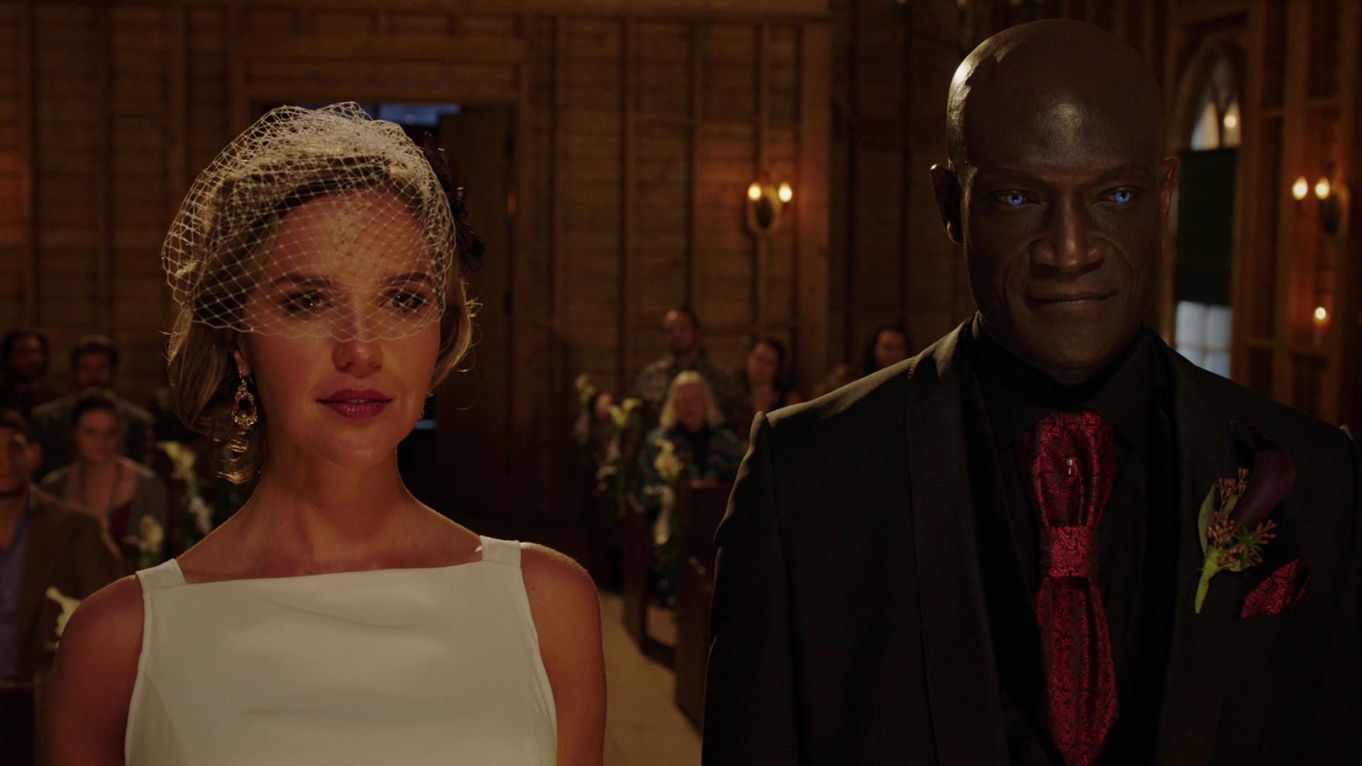 MidnightTexas-S02E01-003.jpg
