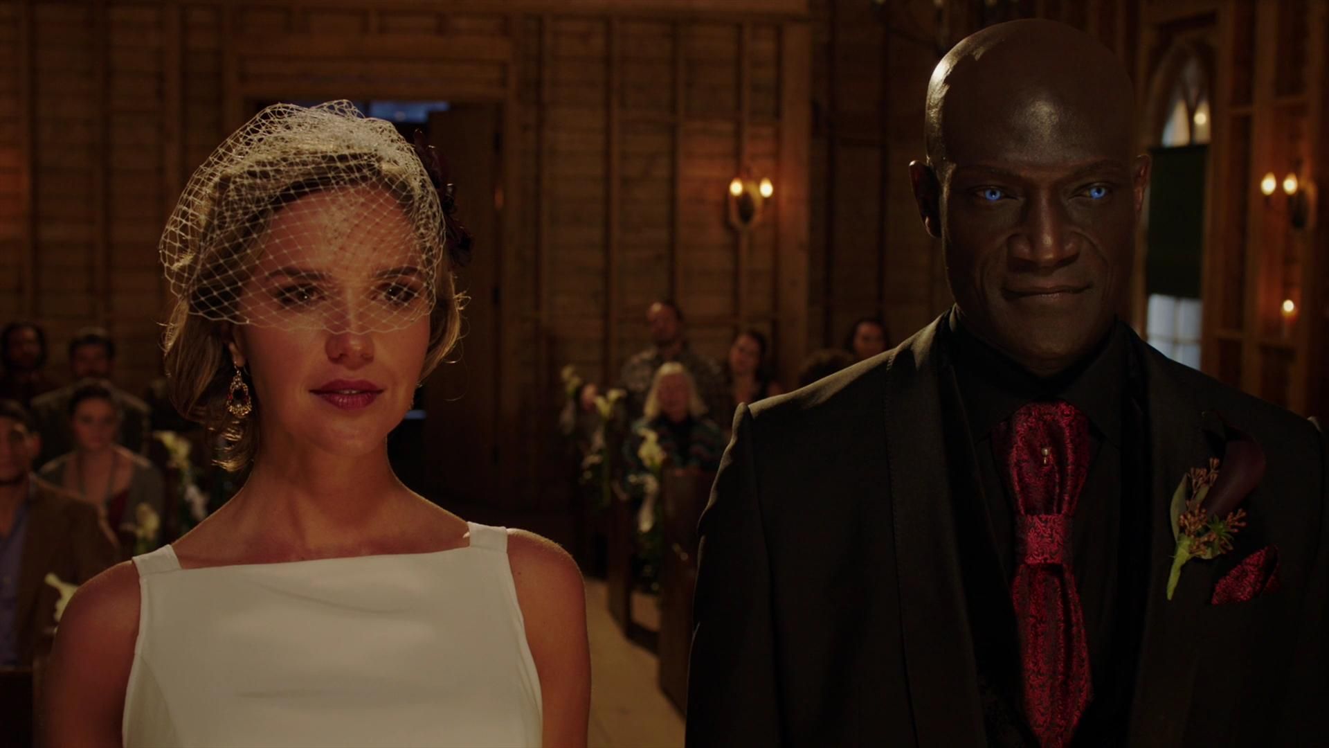 MidnightTexas-S02E01-004.jpg