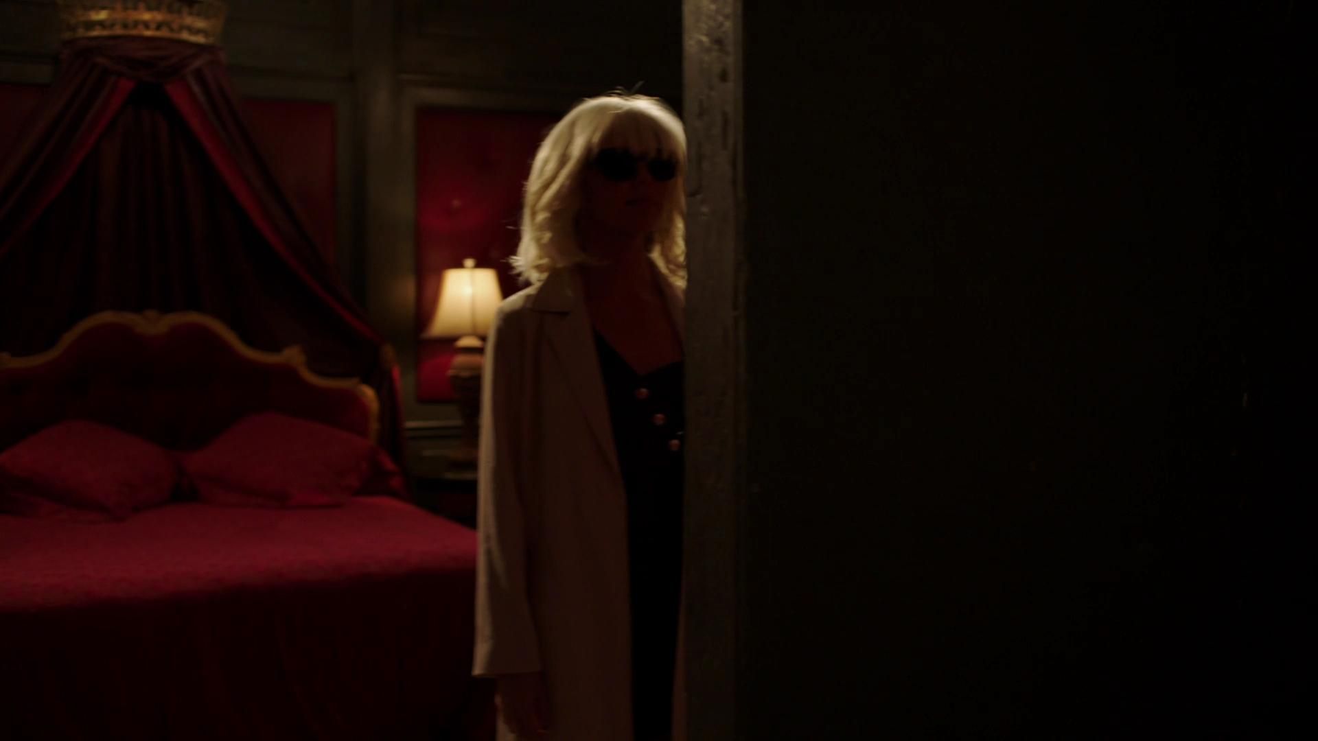 MidnightTexas-S02E01-007.jpg