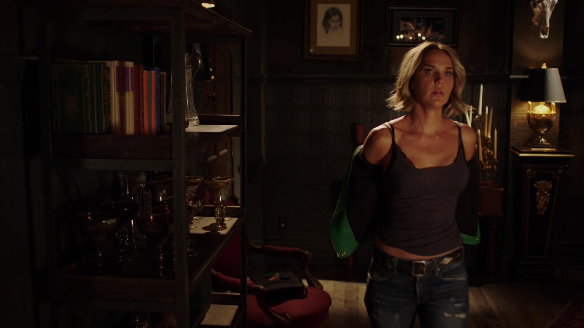 MidnightTexas-S02E01-079.jpg