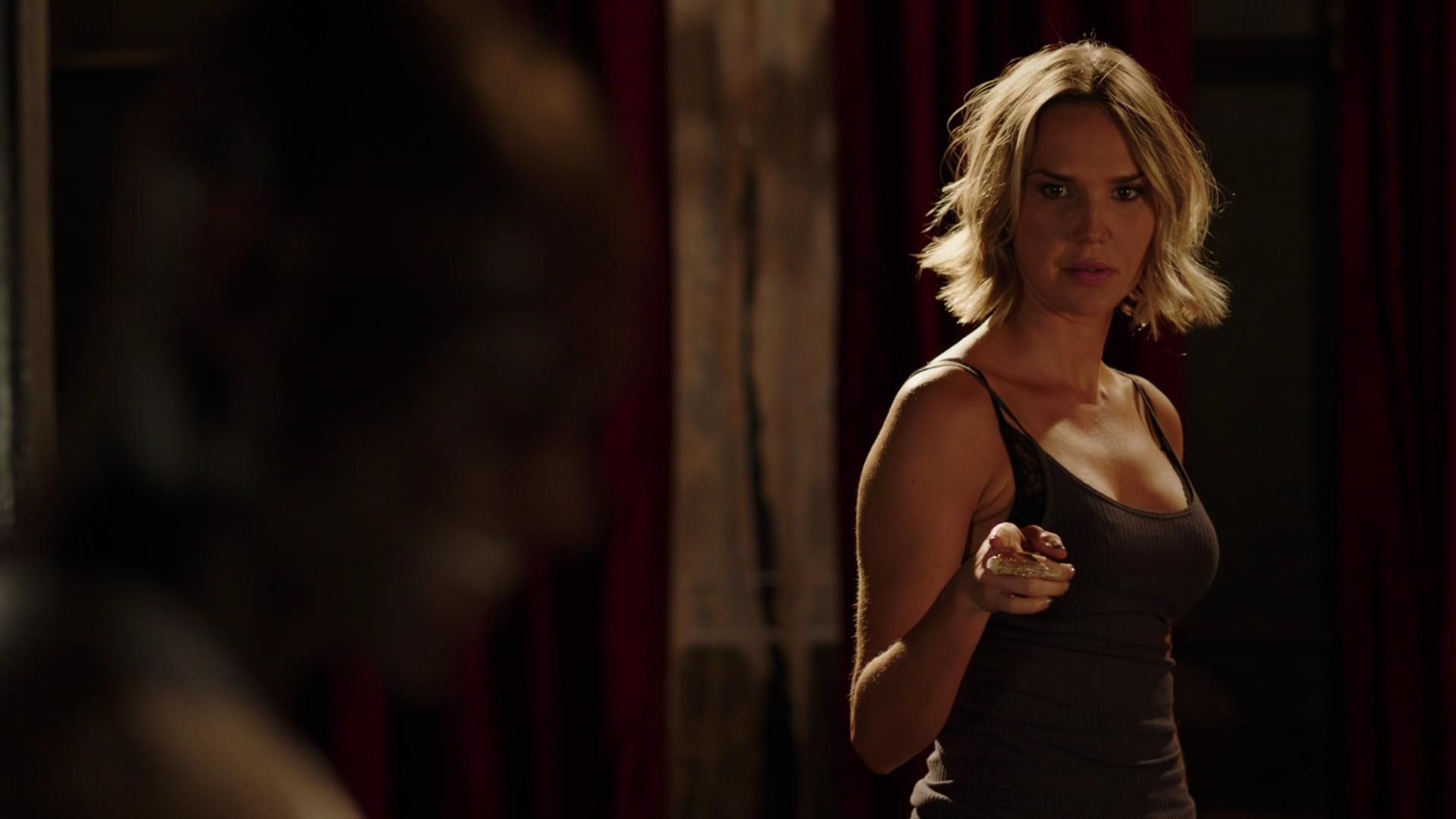 MidnightTexas-S02E01-084.jpg