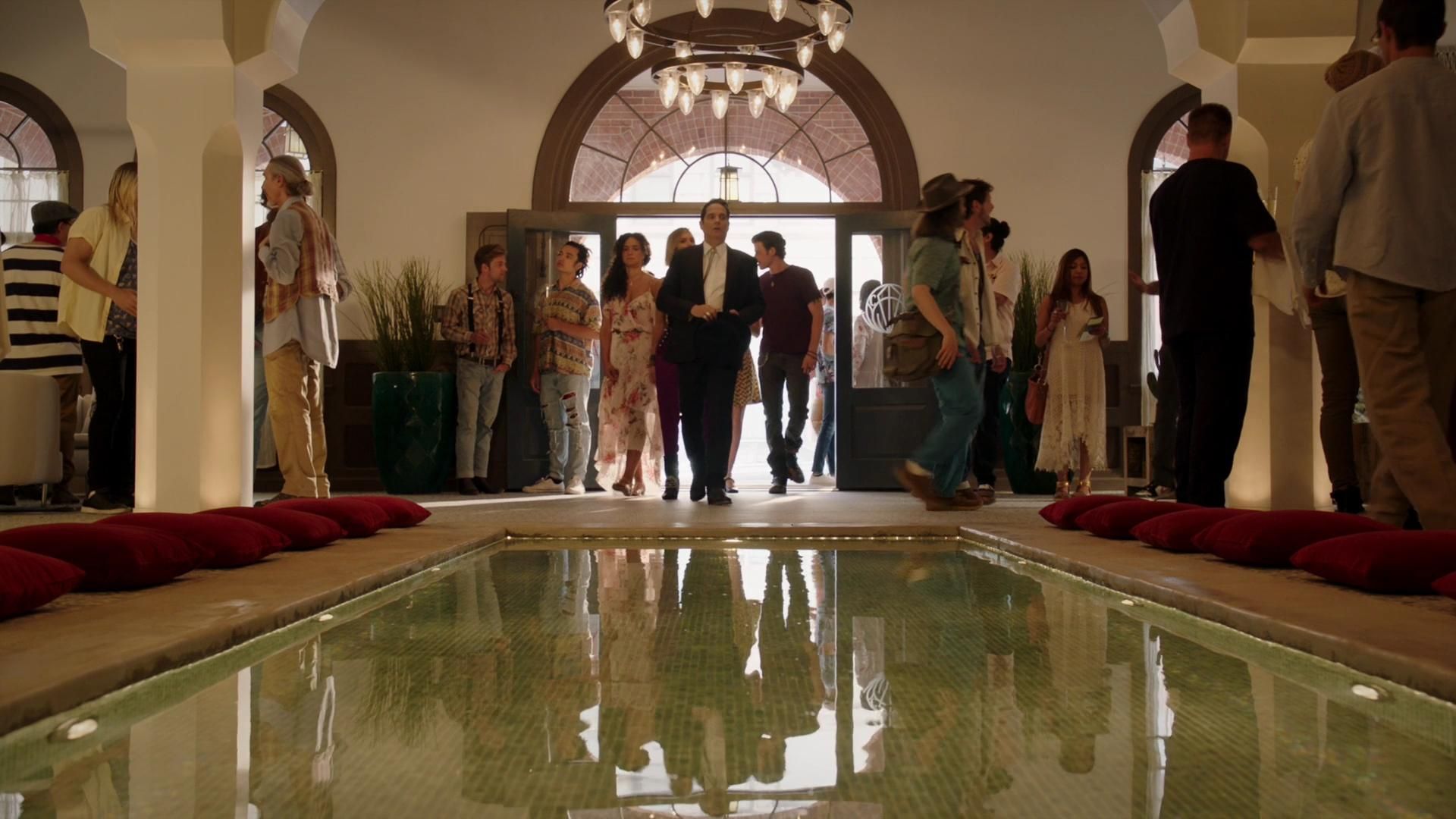 MidnightTexas-S02E01-135.jpg