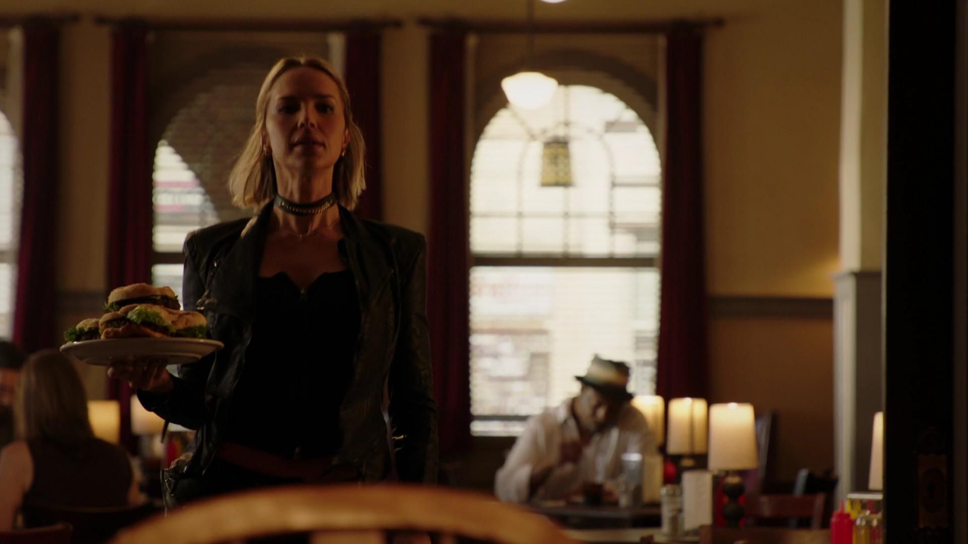 MidnightTexas-S02E04-274.jpg